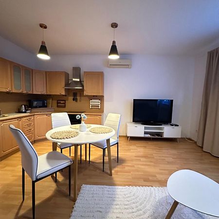 Modern & Cozy Apartment Near Hockey & Football Arena ブラチスラヴァ エクステリア 写真