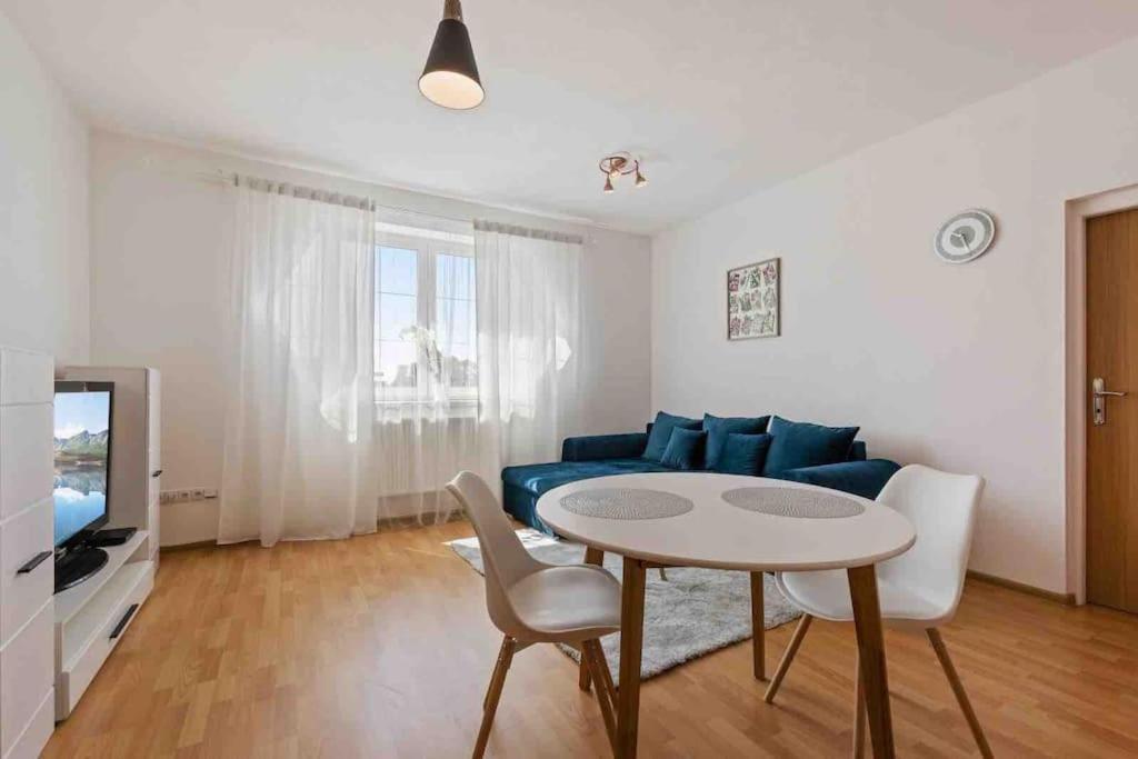 Modern & Cozy Apartment Near Hockey & Football Arena ブラチスラヴァ エクステリア 写真