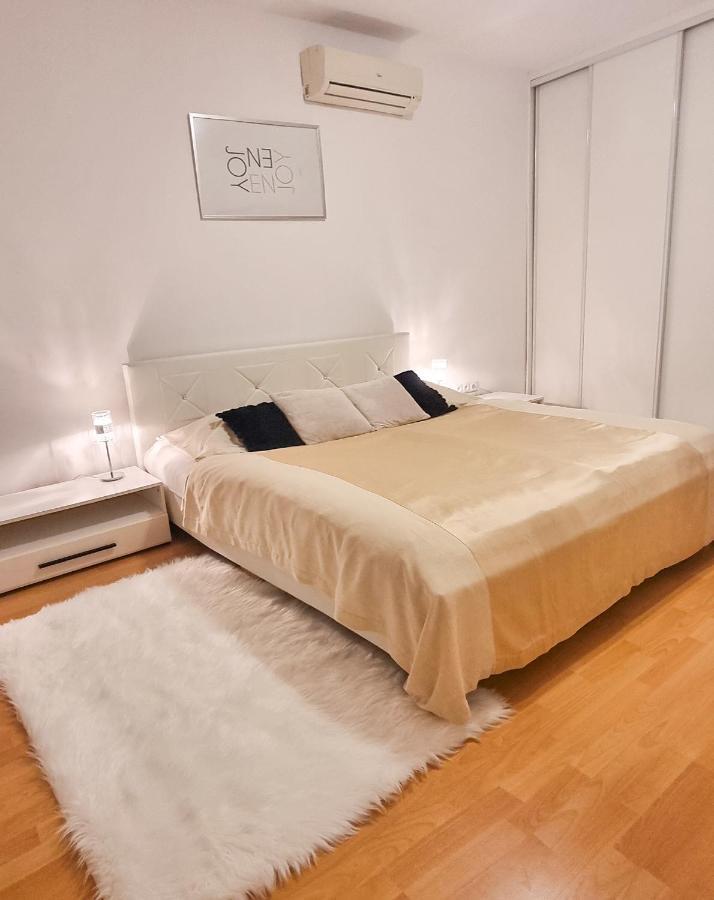 Modern & Cozy Apartment Near Hockey & Football Arena ブラチスラヴァ エクステリア 写真